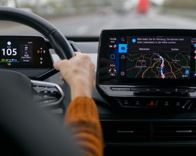 screens-aren’t-the-future-of-cars,-windshields-are