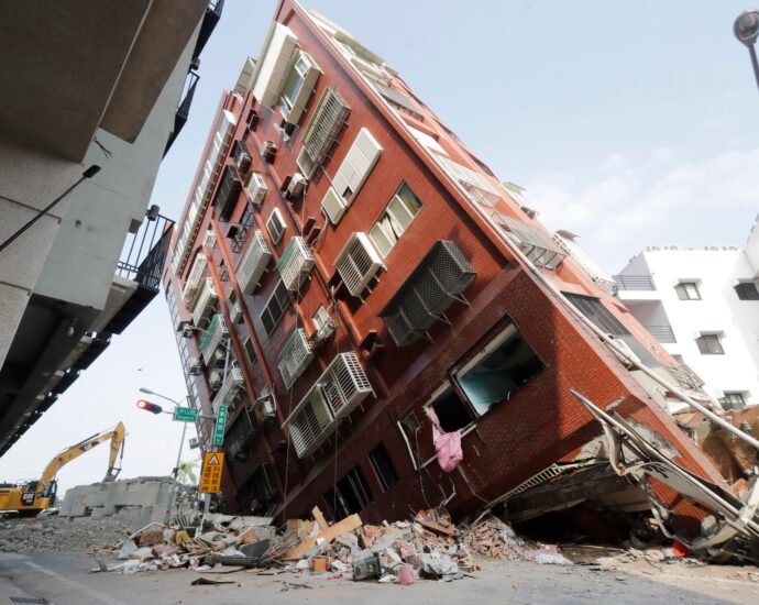 taiwan-says-1,000-injured-in-earthquake,-rescue-efforts-focus-on-hualien