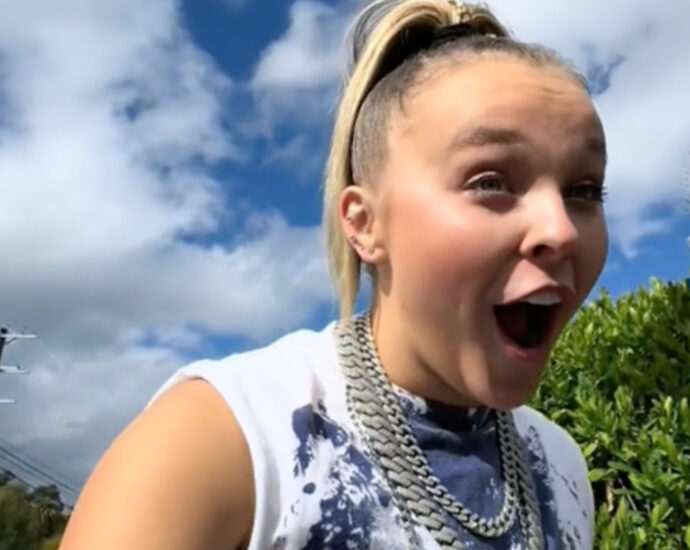 jojo-siwa’s-ridiculously-over-the-top-car-is-going-viral-again