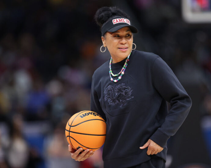 trans-athletes-should-be-allowed-to-play-women’s-sports,-south-carolina-coach-dawn-staley-says