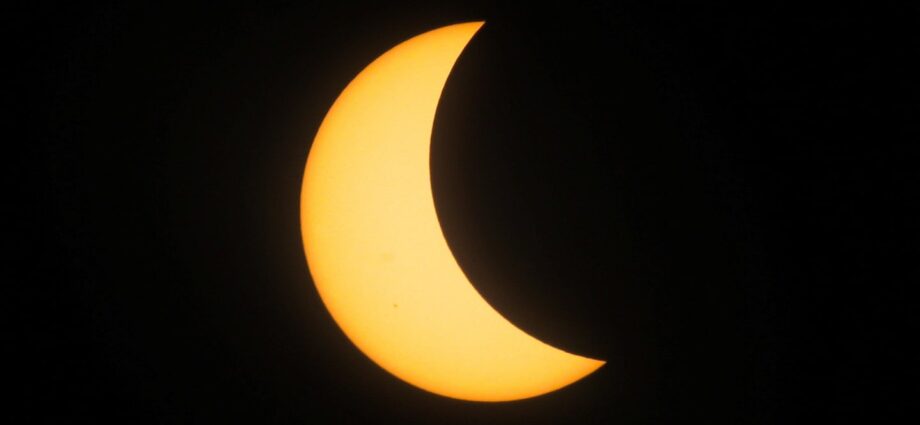 live-updates:-partial-solar-eclipse-begins-in-texas-as-us.-anticipates-totality