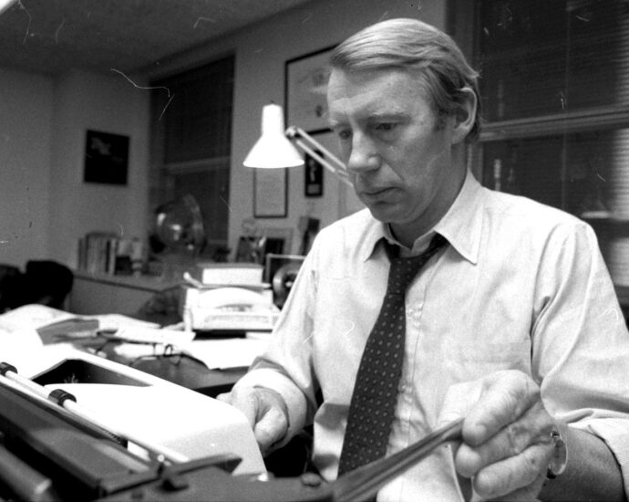 robert-macneil,-creator-and-first-anchor-of-pbs-‘newshour’-nightly-newscast,-dies-at-93