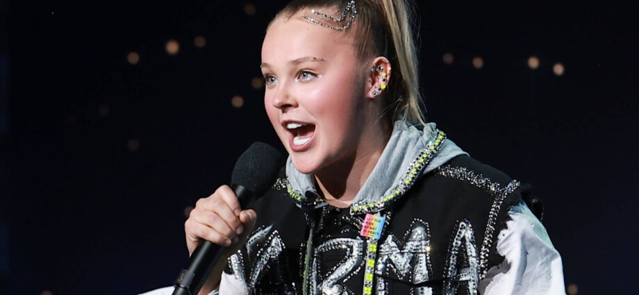 after-facing-immense-backlash-and-being-branded-“disrespectful,”-jojo-siwa-has-walked-back-her-claim-that-she-invented-“gay-pop”