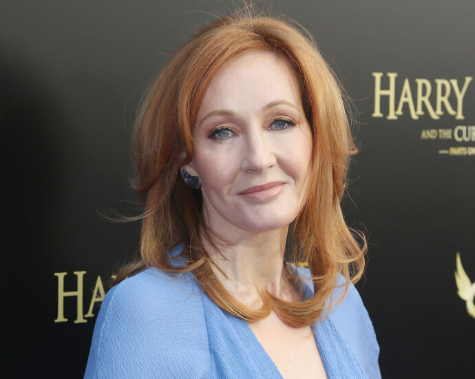 after-being-accused-of-being-“a-holocaust-denier,”-jk.-rowling-legally-threatened-a-twitter-user