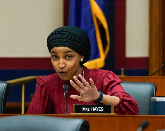 aoc-blasts-“asymmetric-crackdowns”-after-ilhan-omar’s-daughter-is-suspended-for-palestine-protest