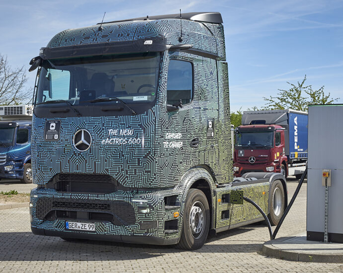 mercedes-uses-megawatt-charging-system-to-charge-an-electric-truck-at-one-megawatt