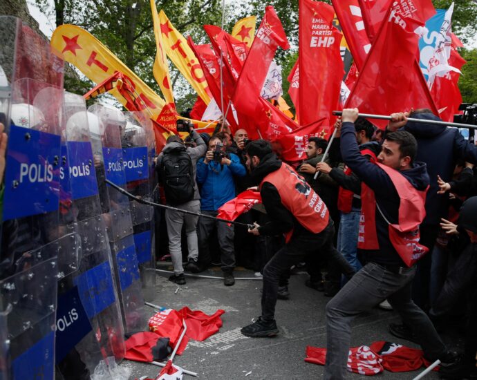 at-least-200-arrested-at-may-day-clashes-in-turkey