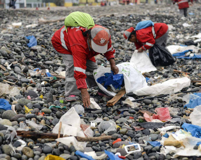 with-a-deadline-looming,-countries-race-for-a-global-agreement-to-cut-plastic-waste