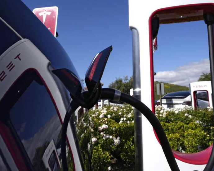 are-tesla-superchargers-really-open-to-other-evs-in-california?-it’s-complicated