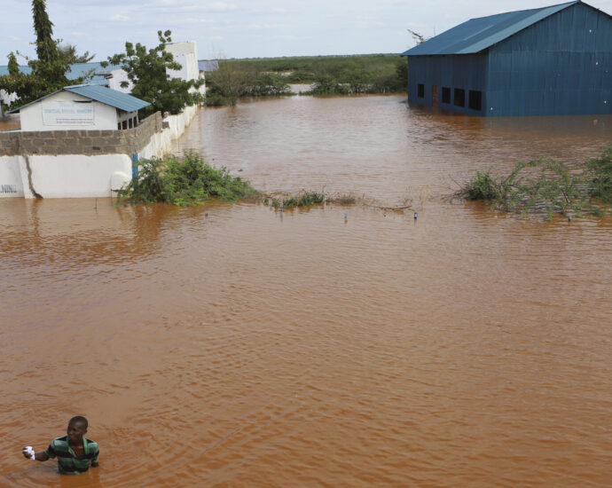 as-kenya’s-flood-toll-rises,-human-rights-watch-says-officials-must-step-up-efforts