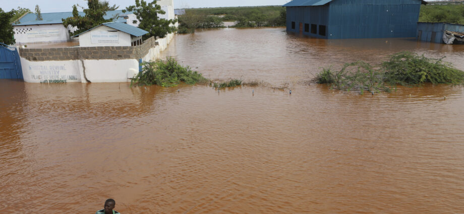as-kenya’s-flood-toll-rises,-human-rights-watch-says-officials-must-step-up-efforts