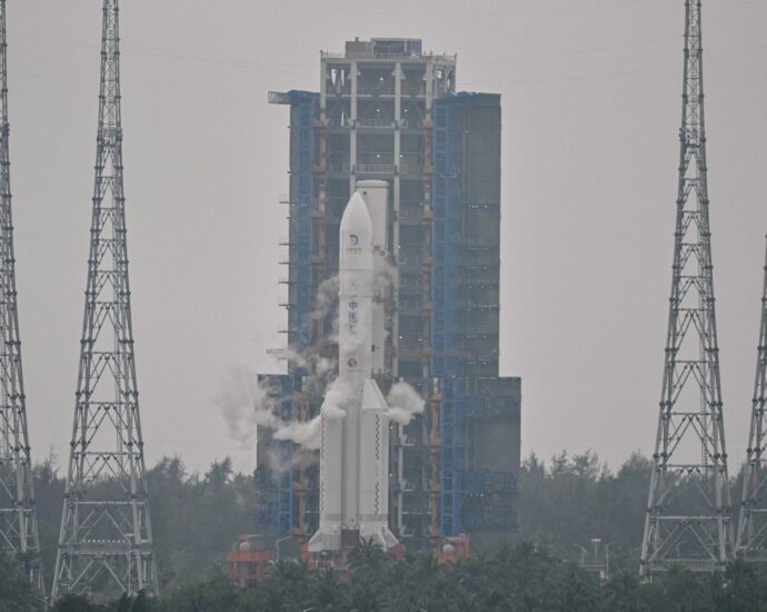 china-launches-chang’e-6-probe-to-study-dark-side-of-the-moon