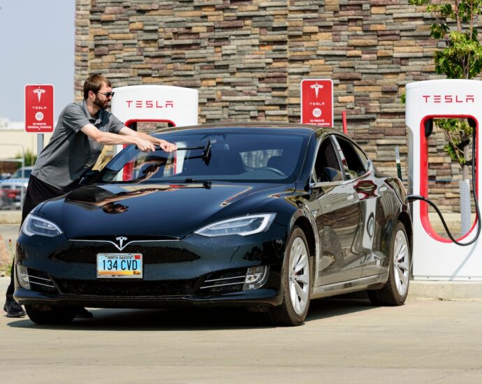 tesla-retreat-from-ev-charging-leaves-growth-of-us.-network-in-doubt