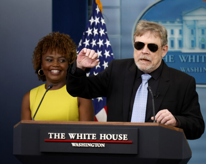 in-time-for-may-the-fourth,-mark-hamill-of-‘star-wars’-stopped-by-the-white-house
