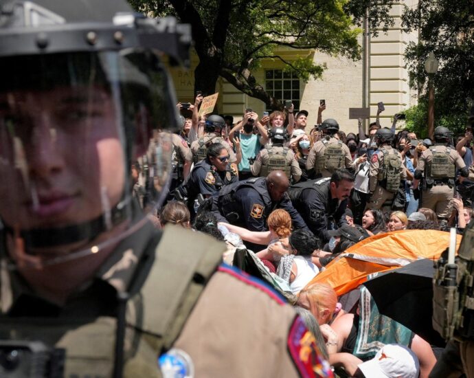 in-texas,-pro-palestine-university-protesters-clash-with-state-leaders