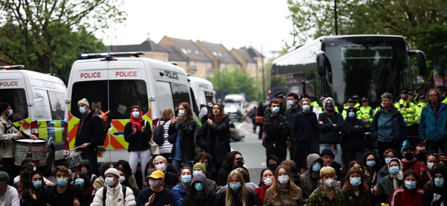 uk-activists-prevent-arrest-of-migrants-slated-for-deportation