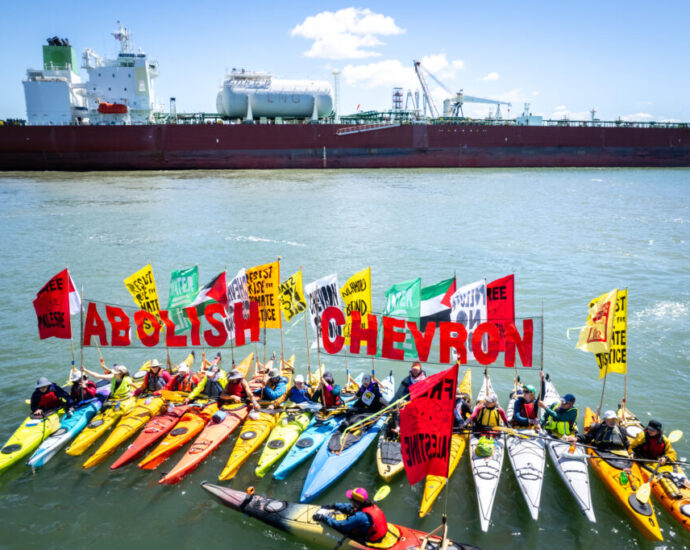 climate-justice-groups-confront-chevron-on-san-francisco-bay