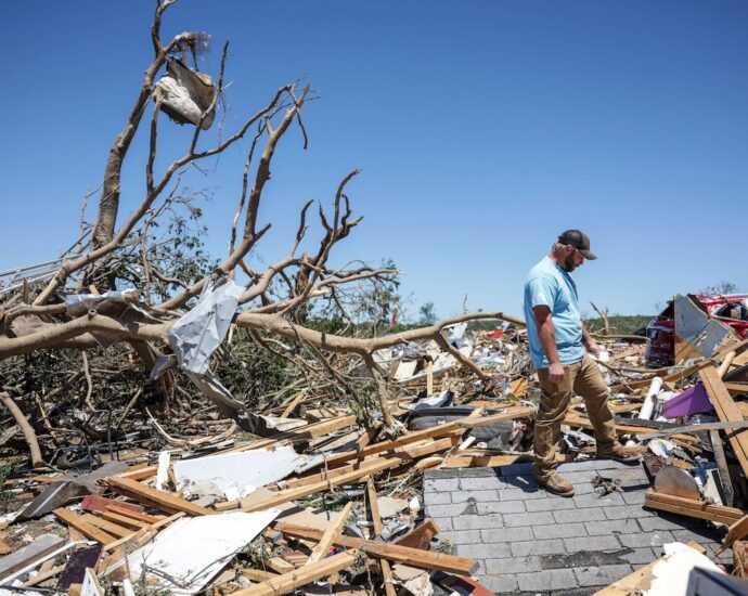 in-photos:-the-scene-after-a-deadly-tornado-strikes-oklahoma