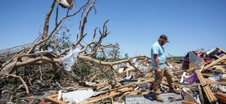 in-photos:-the-scene-after-a-deadly-tornado-strikes-oklahoma