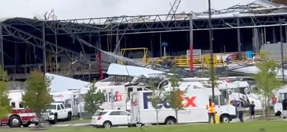 michigan-tornadoes-trap-workers-in-fedex-building,-wipe-out-mobile-home-park