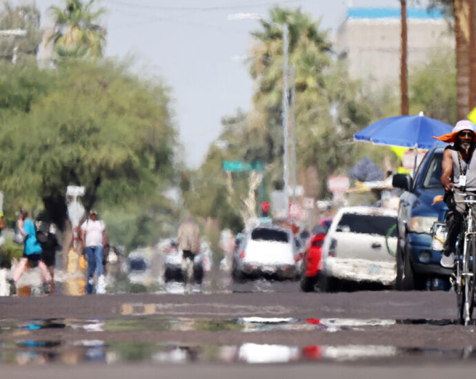 phoenix-braces—and-plans—for-another-hot,-dry-summer