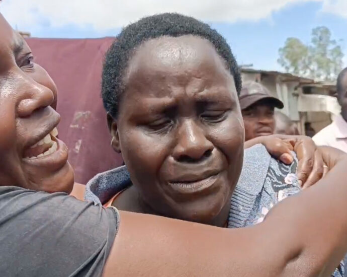 in-kenya’s-flooded-slums,-people-mourn-their-losses-and-slam-their-leaders