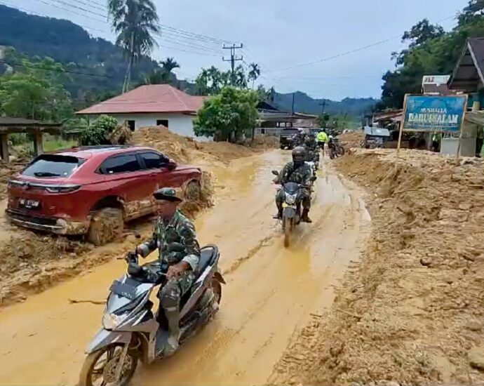 at-least-14-dead,-several-missing-in-indonesia-flash-floods,-cold-lava-flow