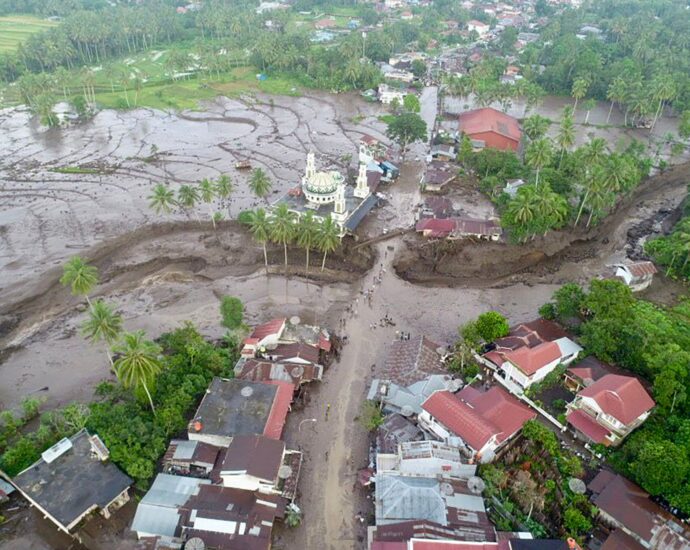 death-toll-in-indonesian-floods,-volcanic-mud-flows-rises-to-41