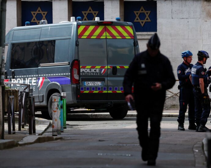 french-police-kill-man-suspected-of-setting-fire-to-synagogue-in-rouen