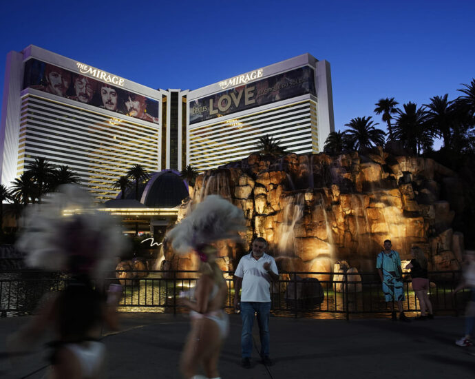 the-mirage-casino,-which-ushered-in-an-era-of-las-vegas-strip-megaresorts-in-the-‘90s,-is-closing