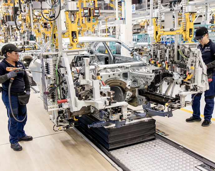 bmw-builds-battery-assembly-line-for-neue-klasse-evs-at-mexican-plant