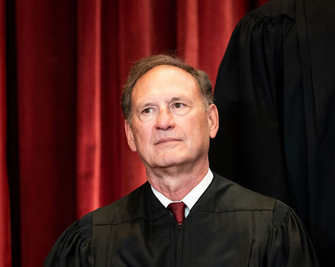“out-of-control”:-legal-experts-say-justice-alito’s-“stop-the-steal”-symbol-is-a-huge-red-flag