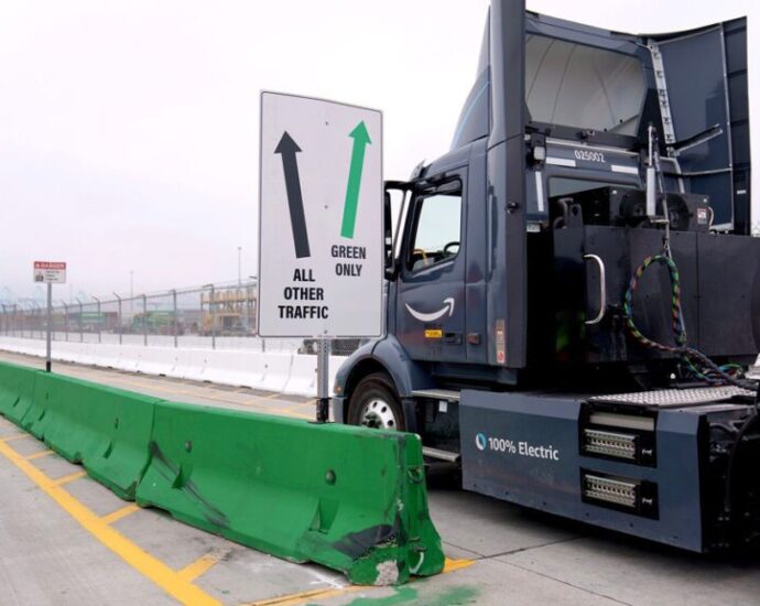 amazon-adds-volvo-electric-drayage-trucks-to-its-ev-fleet