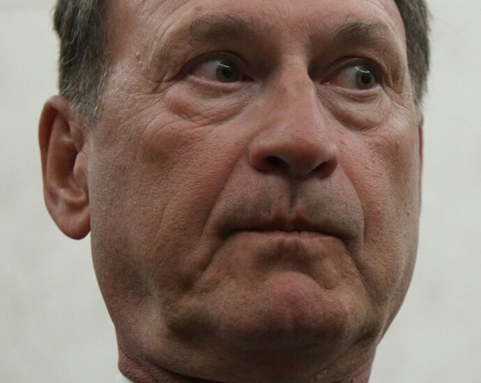 samuel-alito-can’t-even-lie-properly-about-that-upside-down-flag