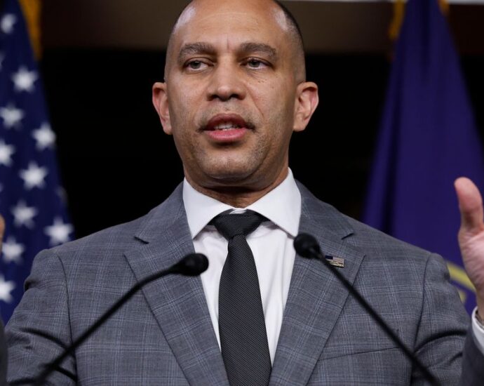 hakeem-jeffries-calls-out-samuel-alito-for-‘sympathizing’-with-jan.-6-rioters