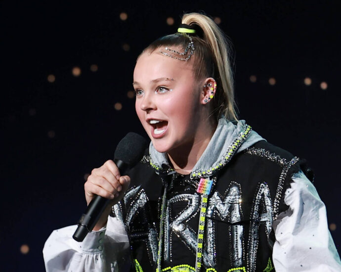 after-facing-immense-backlash-and-being-branded-“disrespectful,”-jojo-siwa-has-walked-back-her-claim-that-she-invented-“gay-pop”