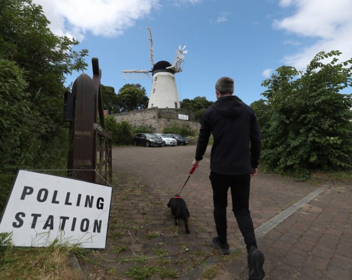 photos:-the-dogs-of-uk-election-day