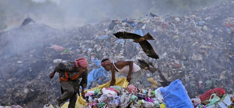 For India’s garbage pickers, a miserable and dangerous job made worse by extreme heat
