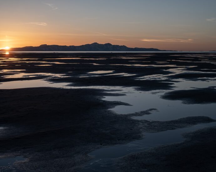 the-great-salt-lake-isn’t-just-drying-out-it’s-warming-the-planet.