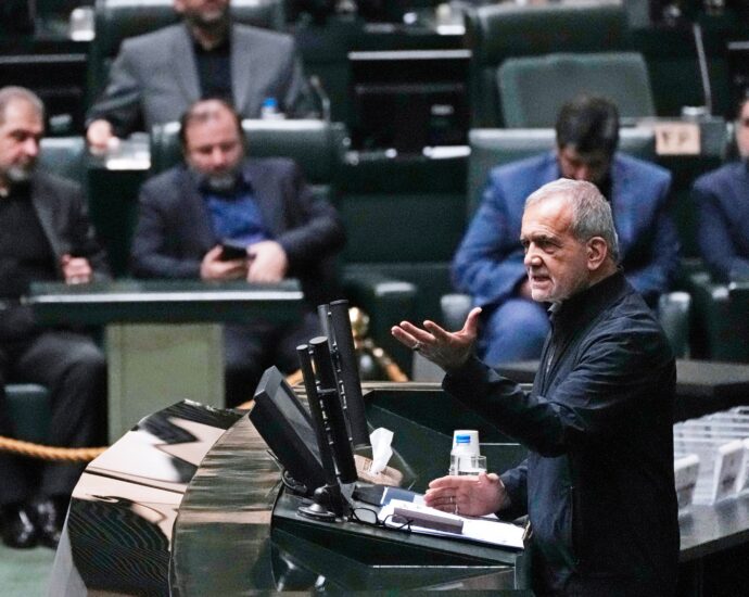 iran-parliament-approves-president’s-entire-cabinet,-a-first-since-2001