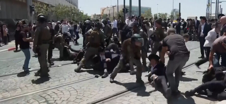 israeli-police-beat-ultra-orthodox-jewish-protesters-to-disperse-them