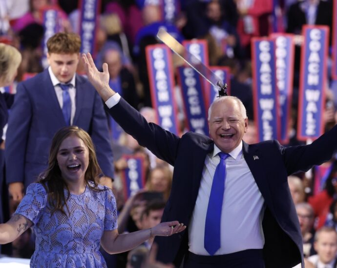 tim-walz-headlines-third-night-of-dnc-with-help,-bill-clinton,-oprah-and-stevie-wonder