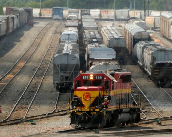 canada-rail-freight-traffic-comes-to-a-standstill-over-labour-dispute