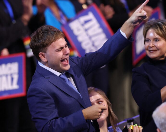 gus-and-tim-walz-share-a-father-son-moment-that-melts-hearts-of-people-watching-the-dnc