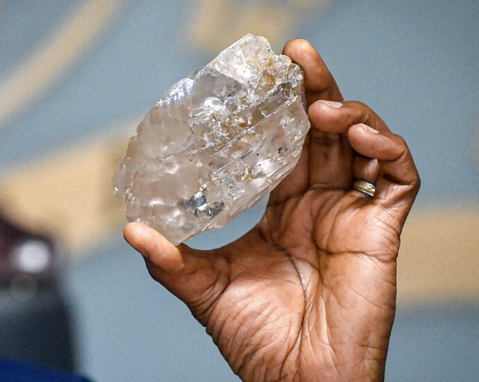 biggest-diamond-in-over-a-century-is-found-in-botswana-—-a-whopping-2,492-carats