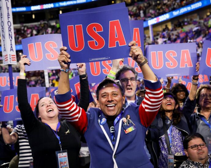 signs,-signs,-everywhere-a-sign-at-the-dnc:-from-‘coach-walz’-to-‘jill’-to-‘we-❤️-joe’