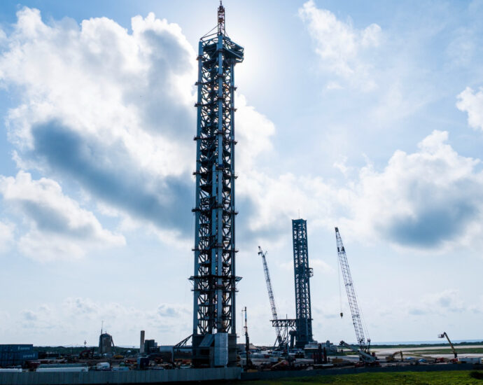 SpaceX stacks 2nd Starship launch tower in Texas (photos)