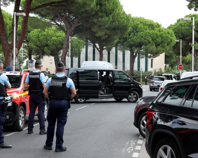 police-officer-injured-in-explosion-outside-france-synagogue