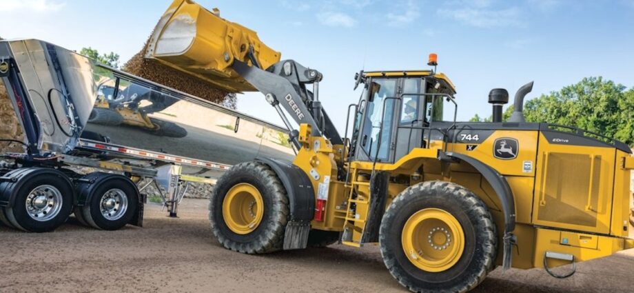 e-quipment-highlight:-john-deere-744-and-824-x-tier-hybrid-wheel-loaders