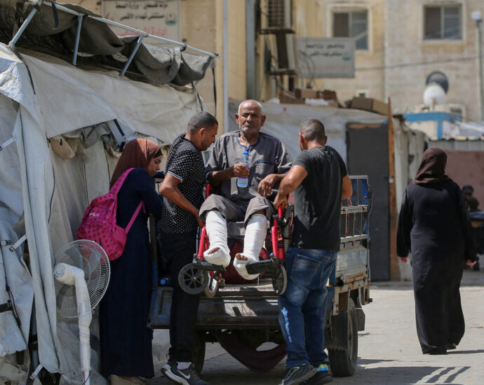 one-of-gaza’s-last-functioning-hospitals-is-emptying-out-as-israeli-forces-draw-near